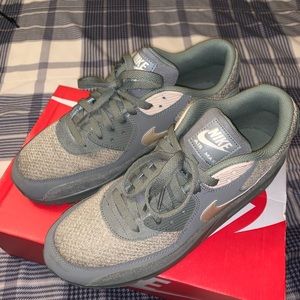 Air max 90 essential size 10